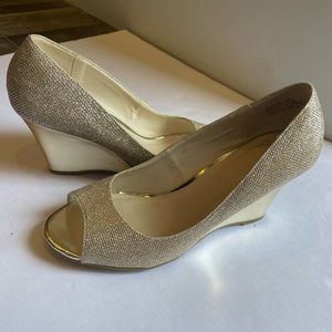 Wedges Open Toe Gold on Gold Simply Pelle Size 8